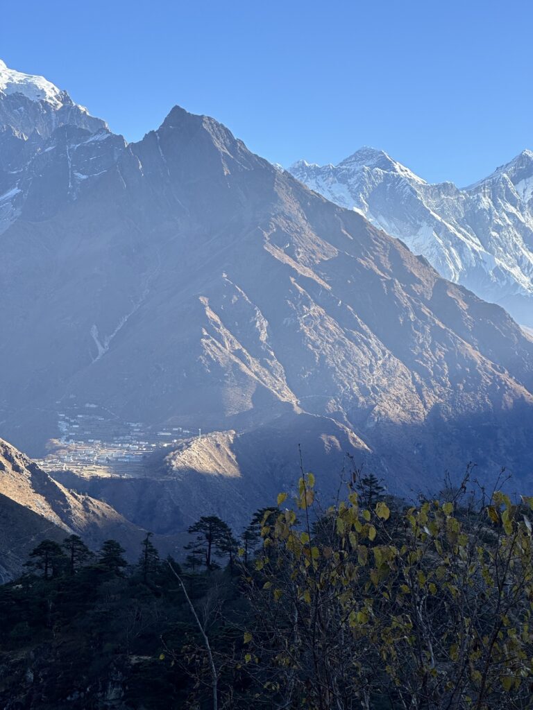 mount everest in the morning sun