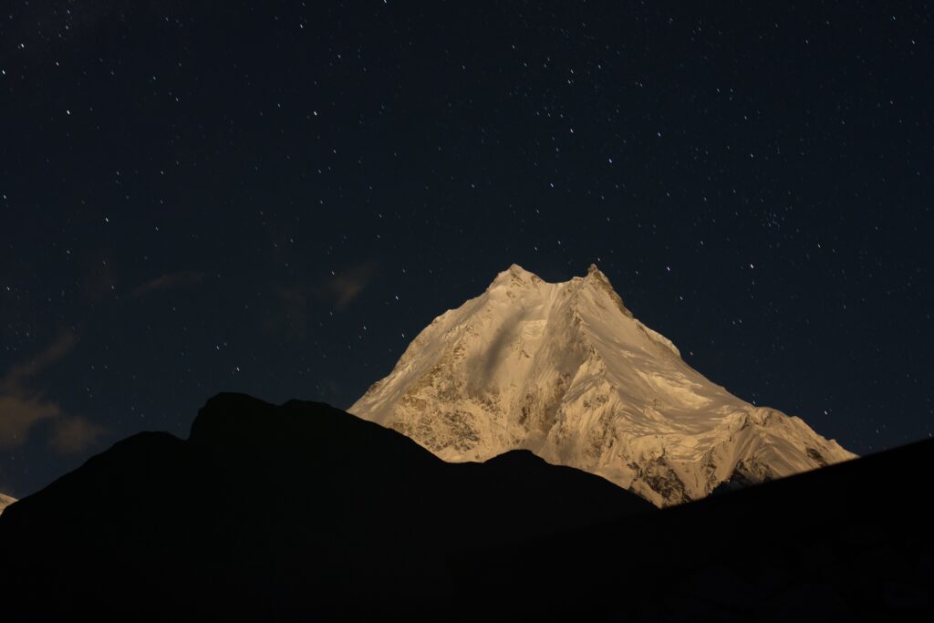 manaslu circuit trek guide