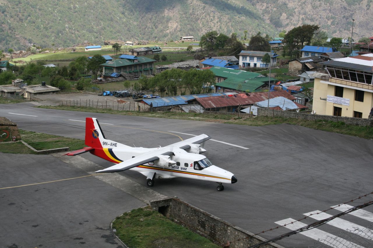 nepal-airport-flying-into-lukla-airport